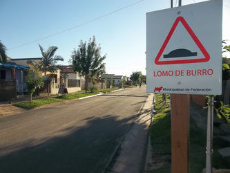 Calle Las Rosas ya tiene "lomos de burros"