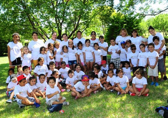 Los chicos de la Colonia de Vacaciones tienen sus remeras