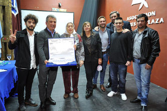 Estuvo acompañado de su hijo Mauro y del vicegobernador, José Cáceres.
Urribarri recibió el pañuelo