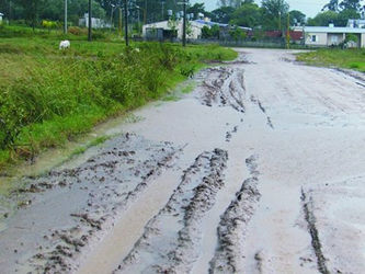 LA LLUVIA DEJA A BARRIOS AISLADOS DESNUDANDO LA FALTA DE CAMINOS