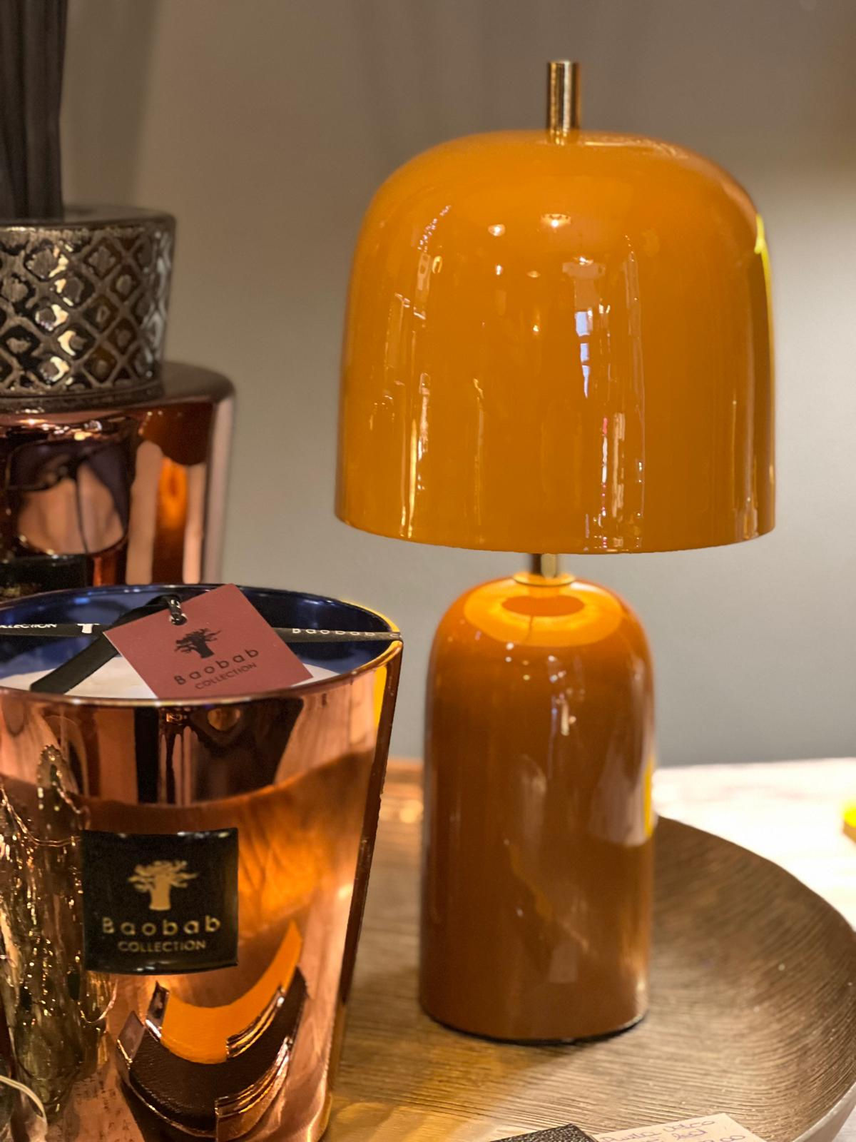 Lampada led in metallo ricaricabile ocra e caramello "Boogie"