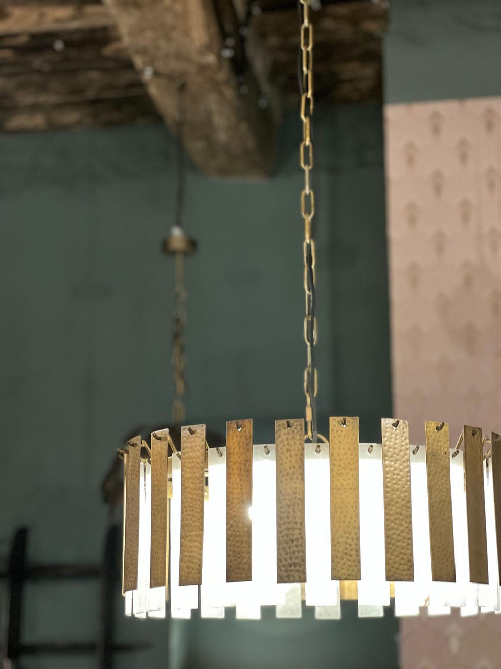 Miniatura: Lampadario cilindrico con stecche in metallo dorato e alabastro
