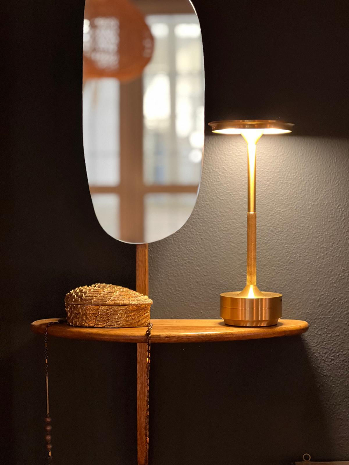 Lampada led in metallo dorato touch ricaricabile Horizon