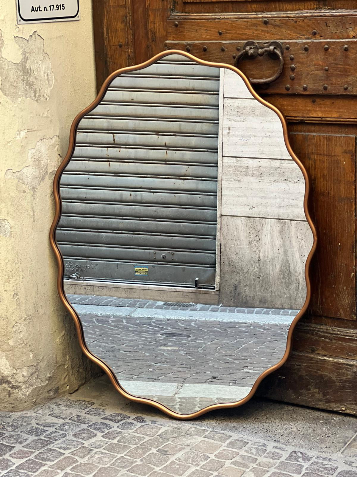 Specchio onde con cornice in metallo bronzo "Ondulation"