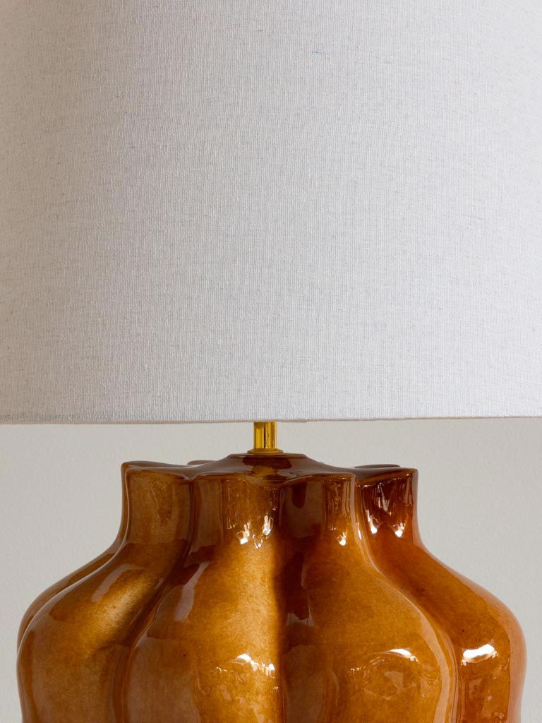 Miniatura: Lampada con base in gres ocra e cappello in lino chiaro "Fleury"