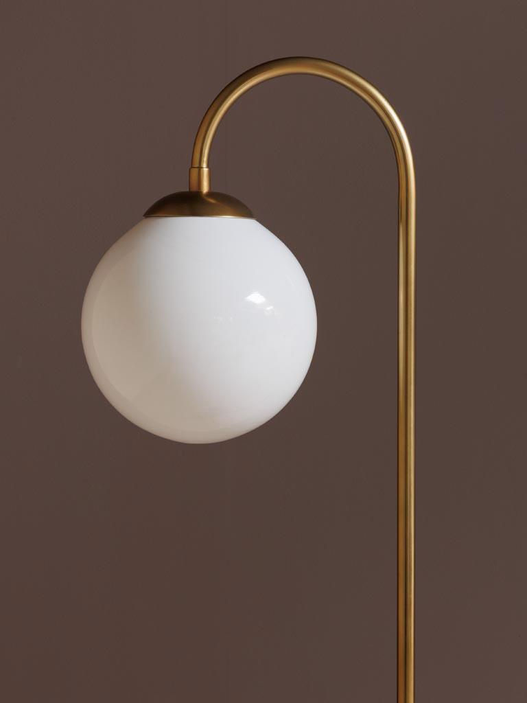 Miniatura: Lampada su piede metallo dorato con dettaglio sfera e lampada opaline