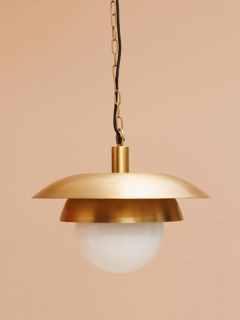 Miniatura: Lampadario a palla in vetro opaline e piatti in metallo dorato "Wow"
