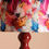 Miniatura: Lampada da tavolo in metallo laccato bordeaux con cappello fantasia a fiori