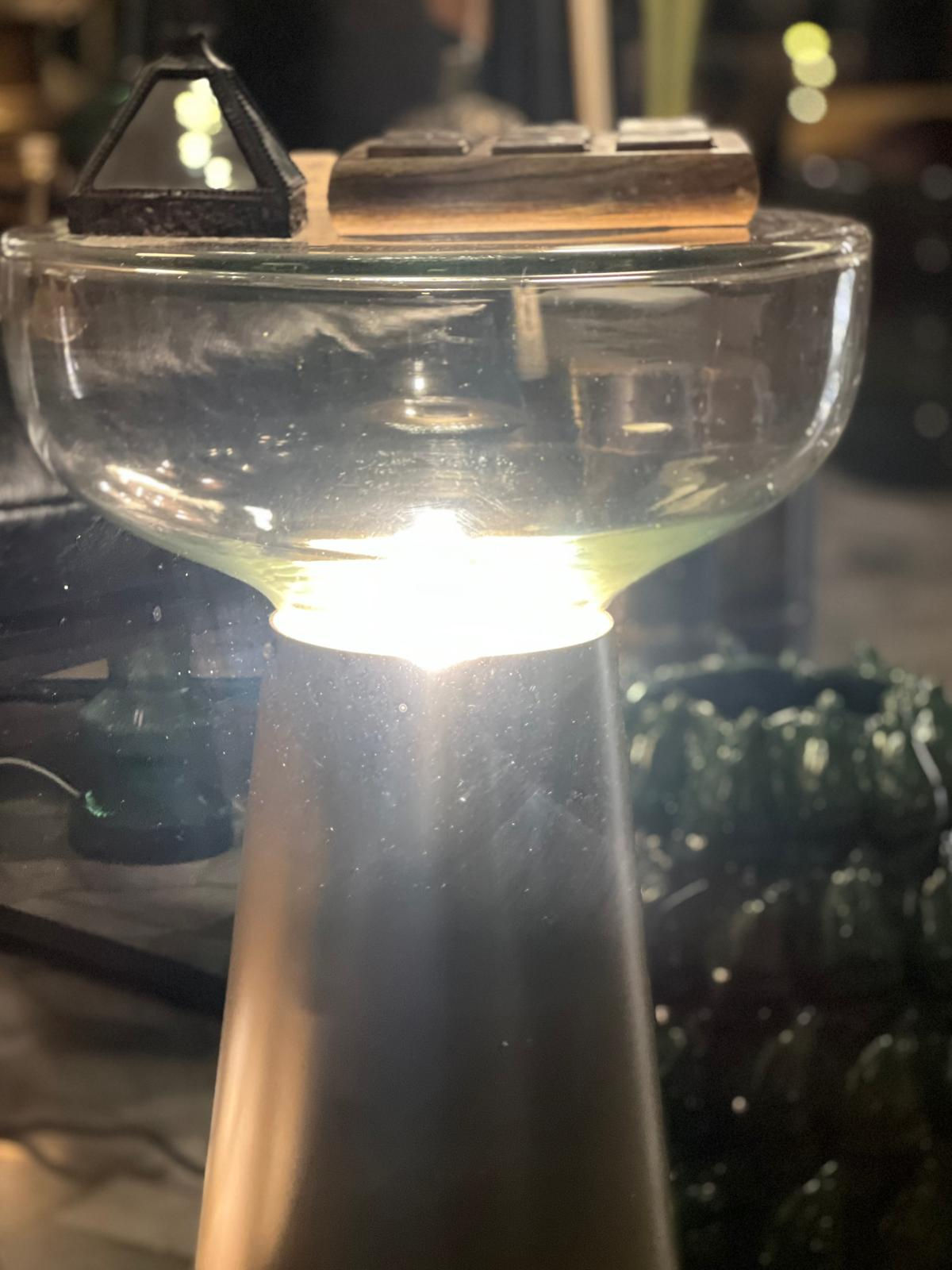 Tavolino luminoso in vetro e piede in metallo dorato "Marvela"