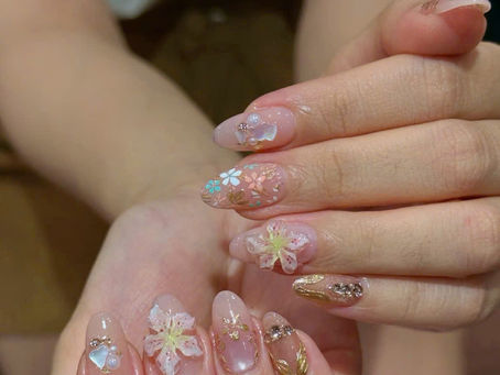 Mẫu nail nhẹ nhàng với các họa tiết đáng yêu cực thích hợp cho ngày lễ Giáng sinh sắp tới