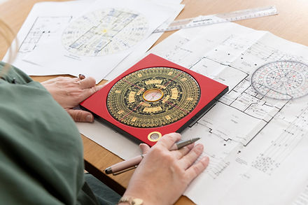 Feng Shui Master Dee Burgess using a Lo Pan compass for a property assessment