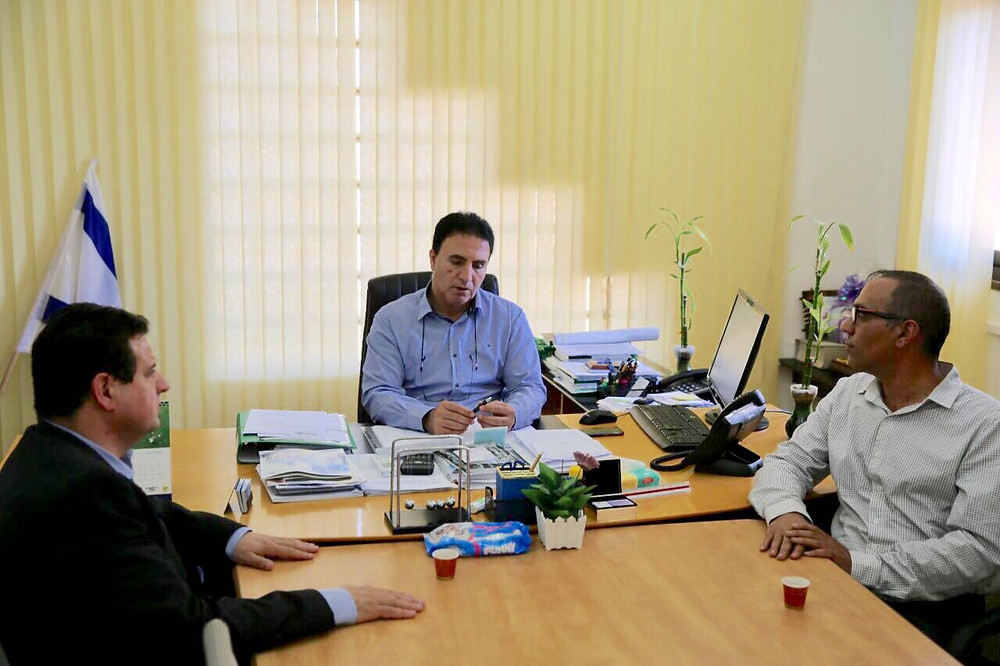 النائب عودة يجتمع مع رئيس كفر مندا على خلفية أحداث العنف المؤسفة