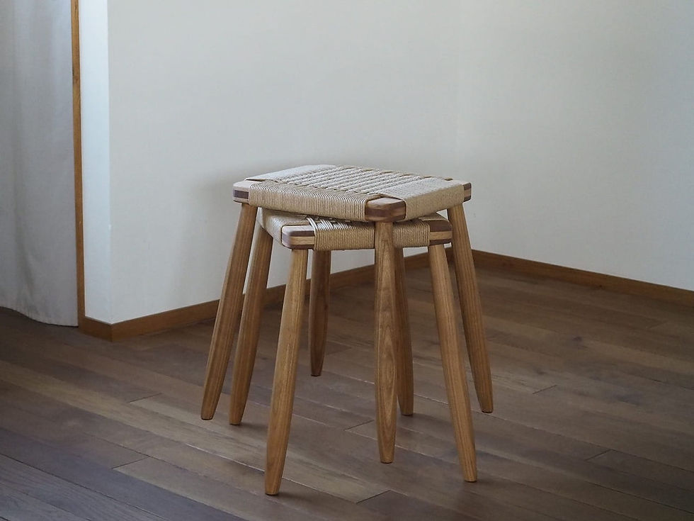 ペーパーコードを編み込んだスツール、スタッキングもできます。