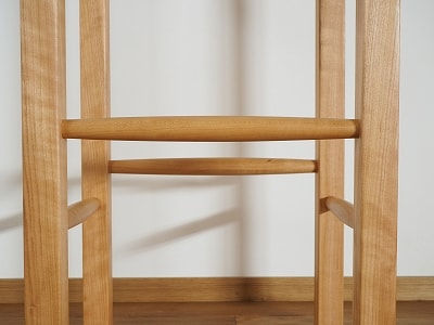 足のせの高さを前後で変えています