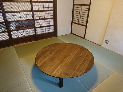 修理が完了したちゃぶ台。ゲストハウスに納品したところ。