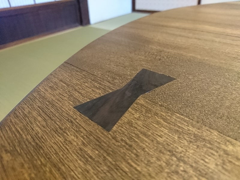修理が完了したちゃぶ台。天板の割れた箇所に埋め込んだ千切り(契り)。