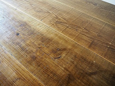 幅方向に古材を接ぎ合わせることで、天板を作成しました。