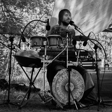 Mankind coach en artiest Mystical Mystery in Zemst geeft live ecstatic dance en zangceremonies.