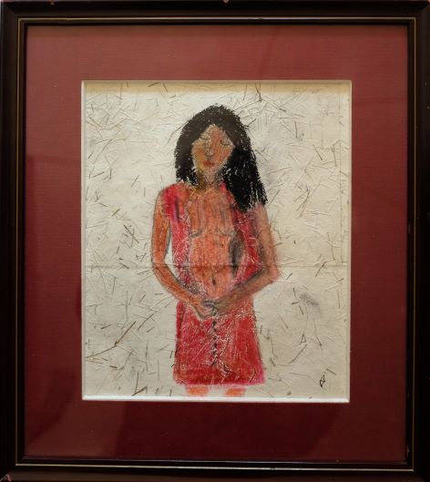 Jeune femme déboutonnant sa robe