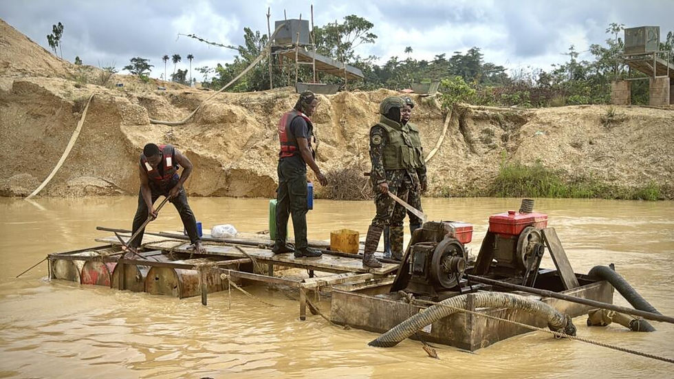 Les agents de la BSSI, la Brigade spéciale de surveillance et d’intervention, en intervention contre un campement d'orpaillage illégal à Mouyassué, en Côte d'Ivoire, près de la frontière ghanéenne.