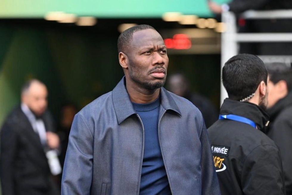 Pape Thiaw, sélectionneur du Sénégal, fait son entrée avant le match des seizièmes de finale de la Coupe du monde de la FIFA 2026 opposant la Belgique au Sénégal, au Seattle Stadium, le 1er juillet 2026 à Seattle, dans l'État de Washington. Getty Images via AFP - FRAN SANTIAGO