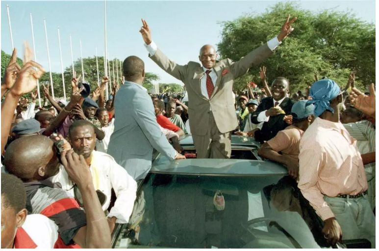 Abdoulaye Wade de retour à Dakar, est accueilli par des centaines de milliers de soutiens, le 27 octobre 1999. AFP - SEYLLOU