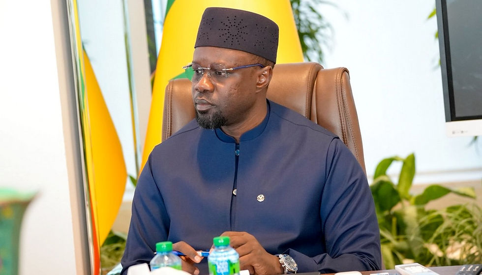 L'ancien Premier ministre sénégalais Ousmane Sonko (à gauche) remet au président sénégalais Bassirou Diomaye Faye (à droite) le rapport officiel sur le massacre de Thiaroye lors d'une cérémonie au palais présidentiel de Dakar, le 16 octobre 2025. © jeune patriotes