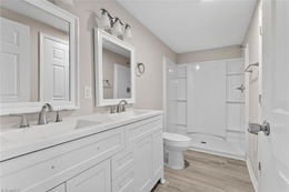 3001 Pilot View - hallway BR