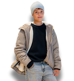 Bambino con giacca imbottita tortora K-Way foderata in sherpa, con zip a righe colorate, maglione nero a coste, berretto grigio chiaro e jeans chiari.