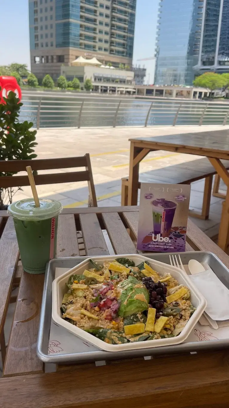 Are there any lake view restaurants or cafes in Dubai with outdoor seating?