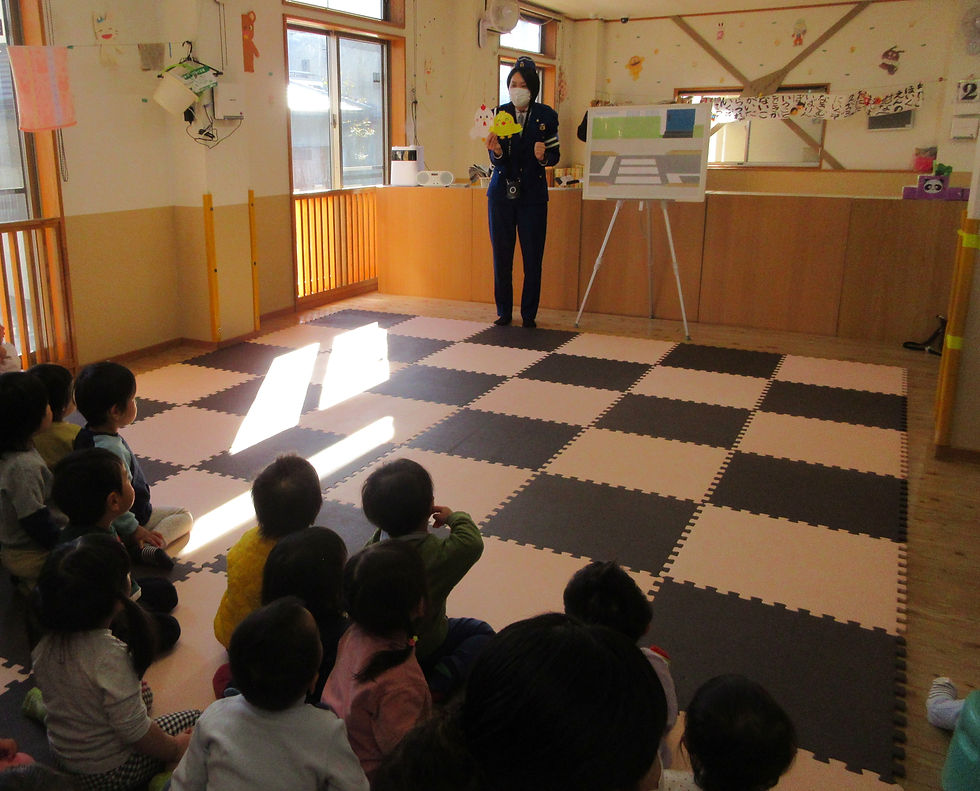 指導員さんと一緒に交通ルールを学んでいきます。