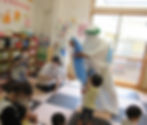 みんなが安全に遊べるように、魔法の水をかけてくれました。