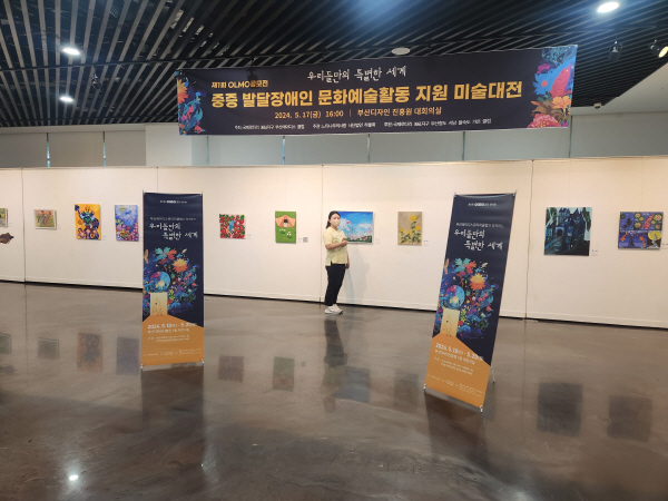 제1회 올모 공모전 작품 전시회에 전시된 작품들. 느티나무의 사랑 제공