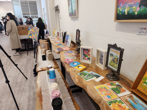 이번 양산시청 장애인 작가 그림 구독 서비스를 제안한 장애안 작가 전용 느티나무 갤러리에 전시된 작품들. 김성룡 기자