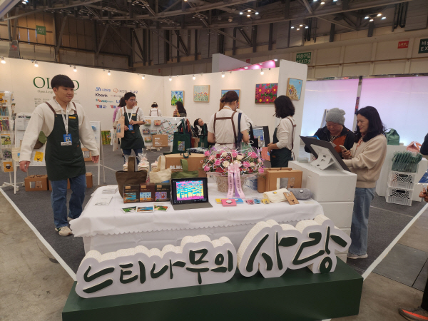 발달장애인 작가들이 매장 꼿곳을 다니면서 작품을 설명하고 있다. 김성룡 기자