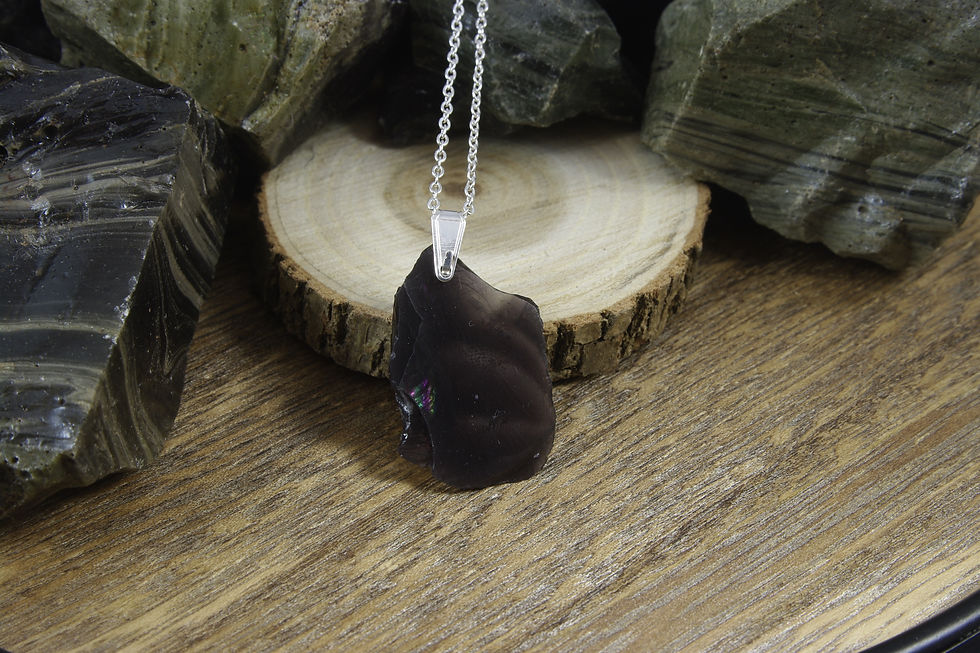 Pendentif "Eclats du Moulin du Fourneau" réalisé en laitier de fonderie, taillé par nos soins, semi brut arrière