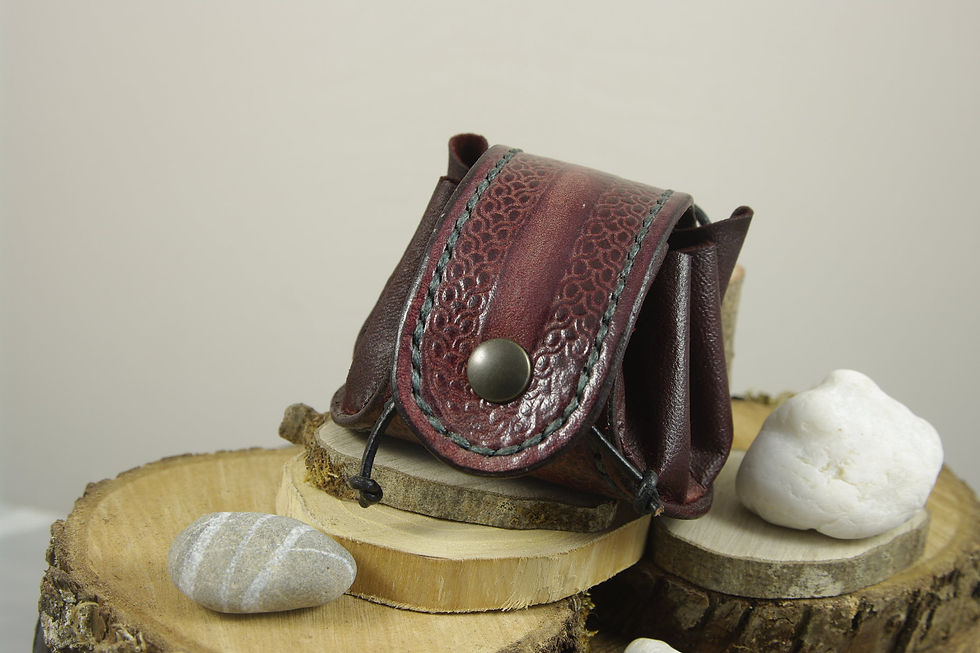 Bourse en Cuir Porte Artisanat Français, tannage végétal, cuir France.  Hauteur env. 6.5 cm, Largeur 7cm  Teinté bordeaux  1