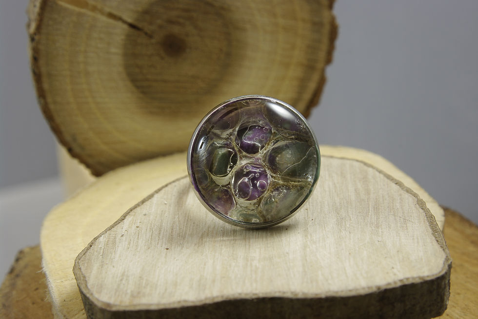 Bague ronde mue de serpent véritable, Eclats de Célarys, teintée violet, kaki, Artisanat Français. vue 2