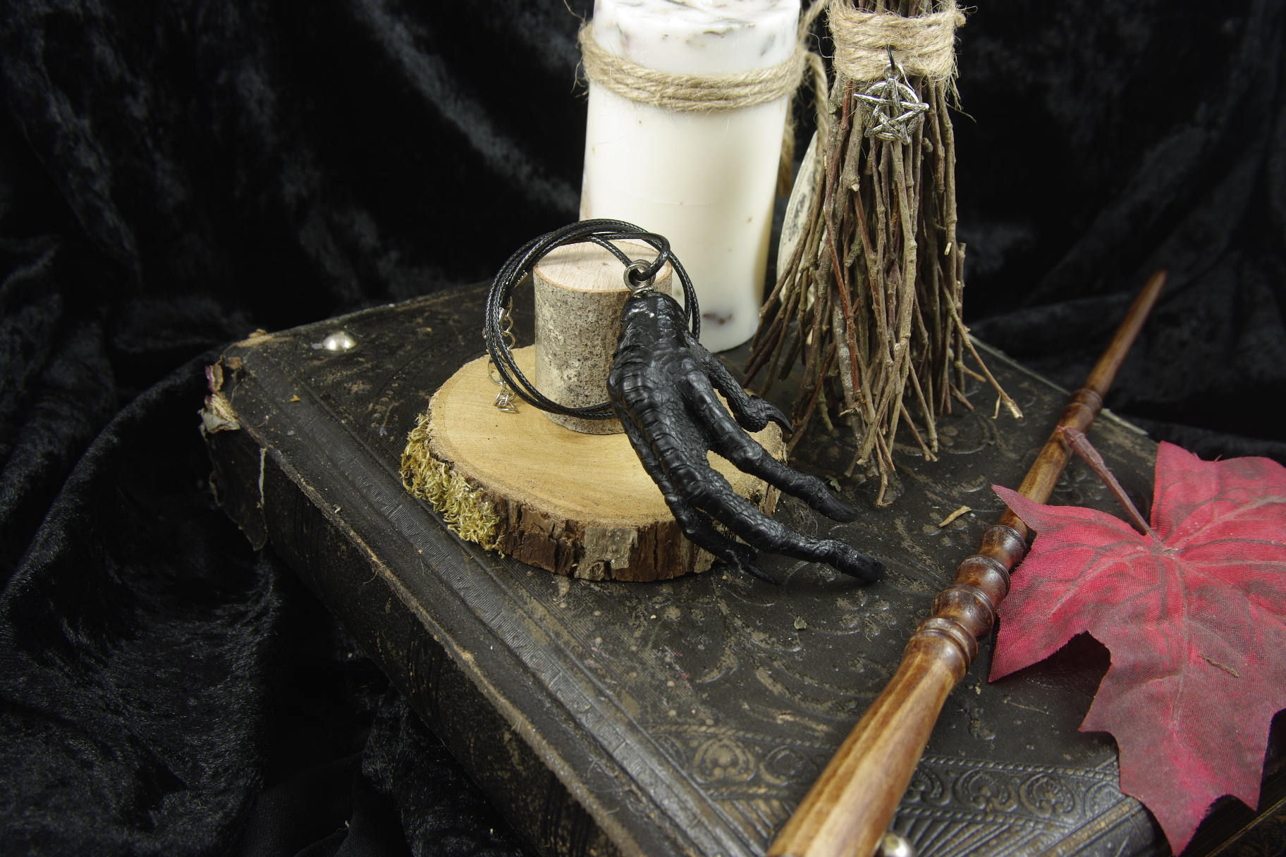 Grigri pendentif patte de Poulet véritable  Traitée et teintée noir   Cordon + chaînette de 43cm  Patte 8.5cm - 17g