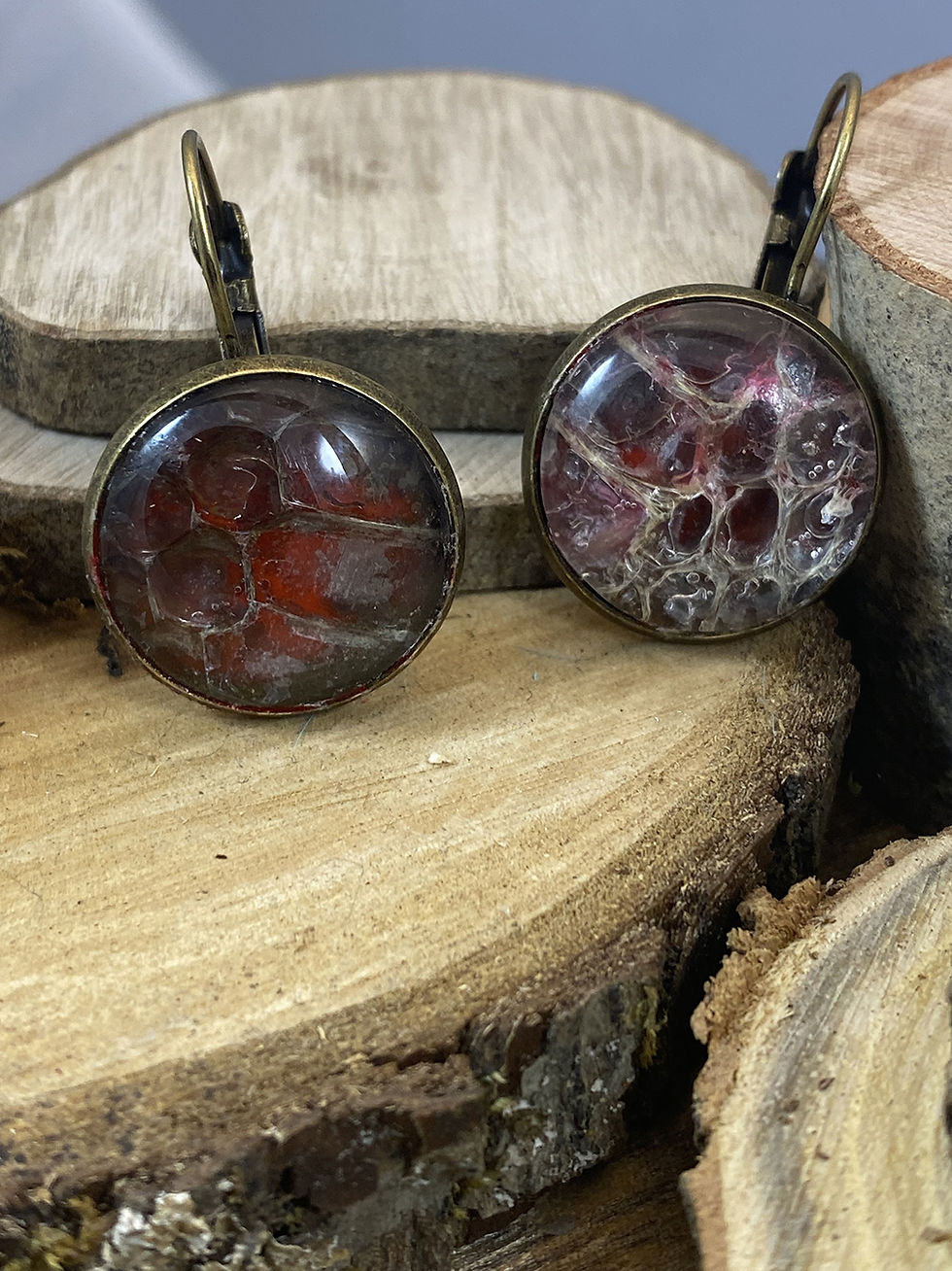 Boucles d'oreilles mue de serpent véritable, Eclat de Célarys, teintée rouge, Artisanat Français, 1.9cm diam