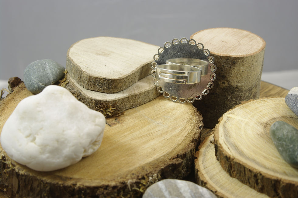 Thumbnail: Bague ronde mue de serpent véritable, Eclats de Célarys, teintée rouge, Artisanat Français. vue arrière