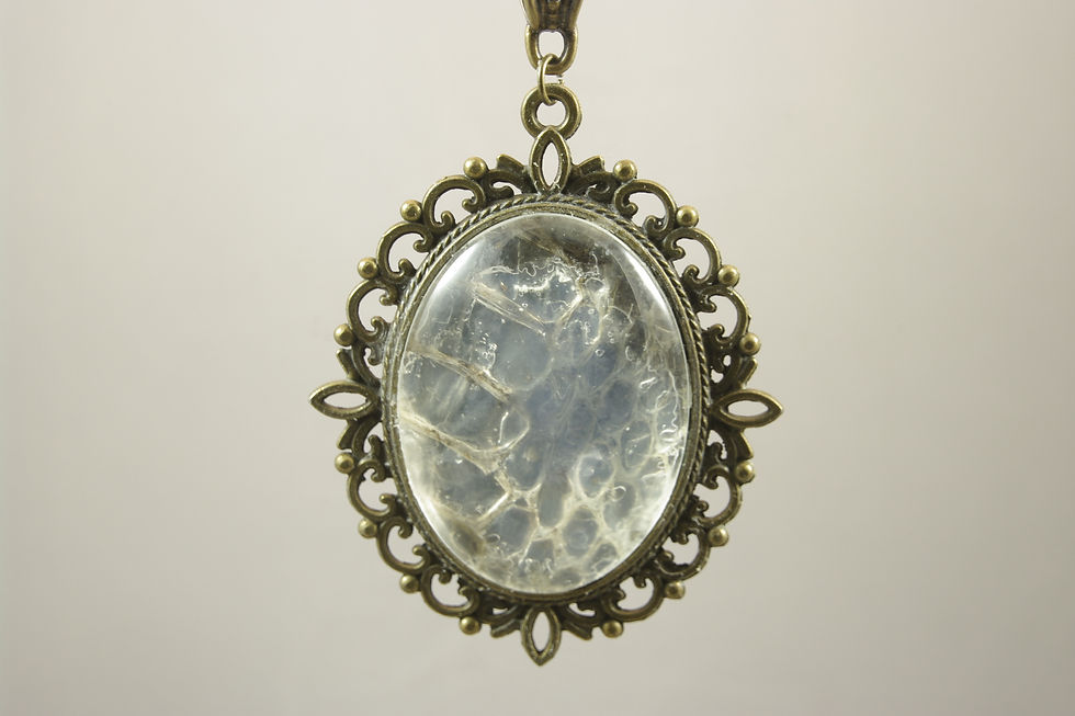 Pendentif ovale mue de serpent véritable, Eclats de Célarys, teintée noir, Artisanat Français. vue 2