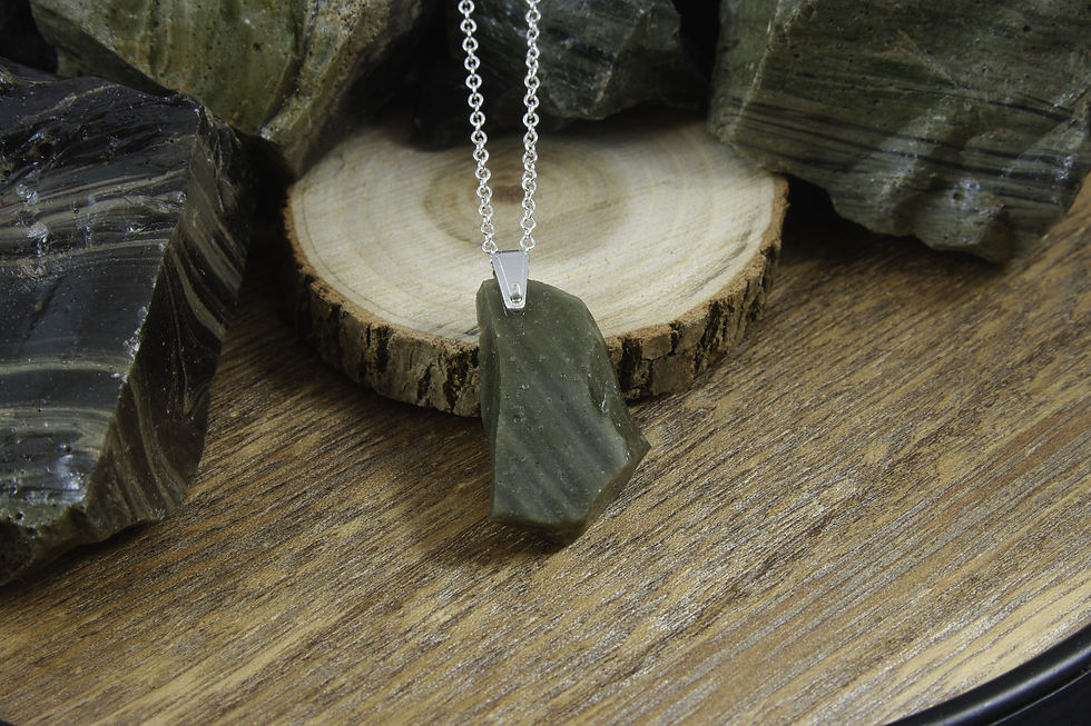 Pendentif "Eclats du Moulin du Fourneau" réalisé en laitier de fonderie, taillé par nos soins, semi brut arière