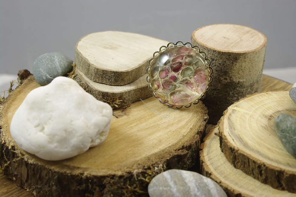 Bague ronde mue de serpent véritable, Eclats de Célarys, teintée rose, kaki, Artisanat Français.