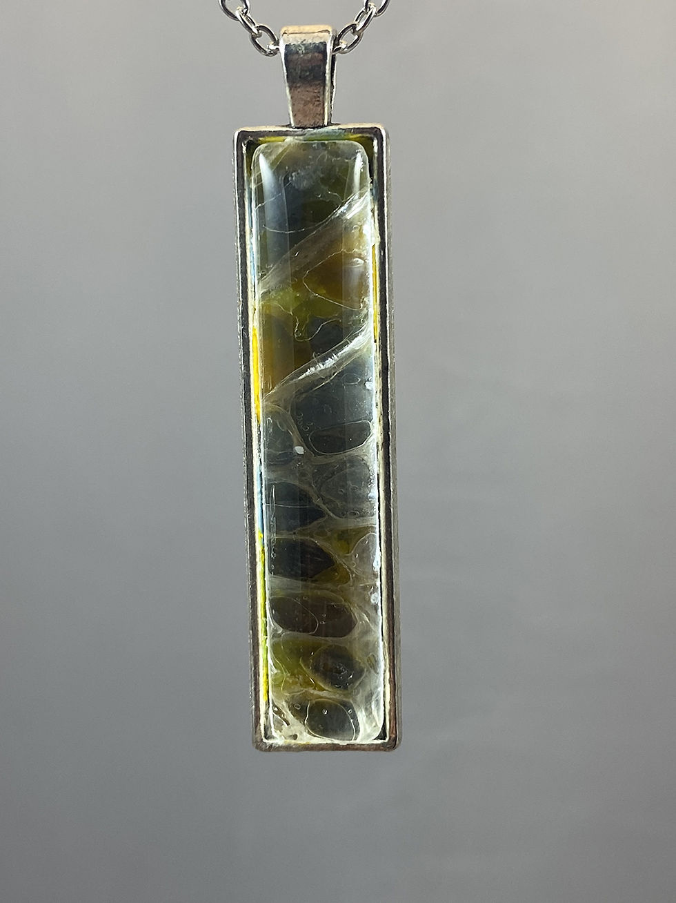 Pendentif rectangulaire mue de serpent véritable Eclats de Célarys teintée jaune, bleuté, Artisanat Français vue 2