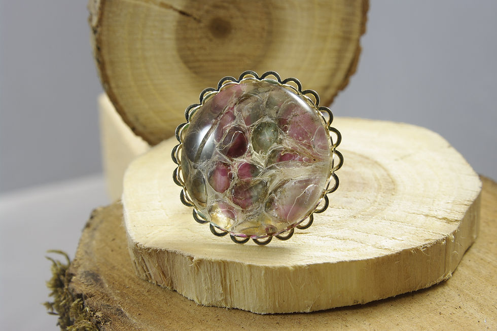 Bague ronde mue de serpent véritable, Eclats de Célarys, teintée rose, kaki, Artisanat Français. vue 2