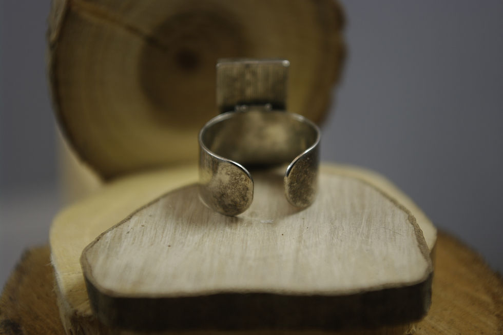 Thumbnail: Bague rectangulaire mue de serpent véritable, Eclats de Célarys, teintée beige rosé, Artisanat Français. vue arrière