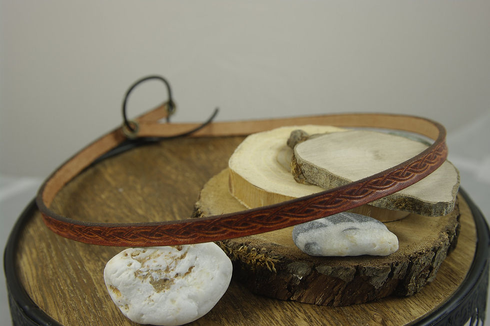 Tiare Cuir Embossé, tannage végétal, origine France.  Médiévale