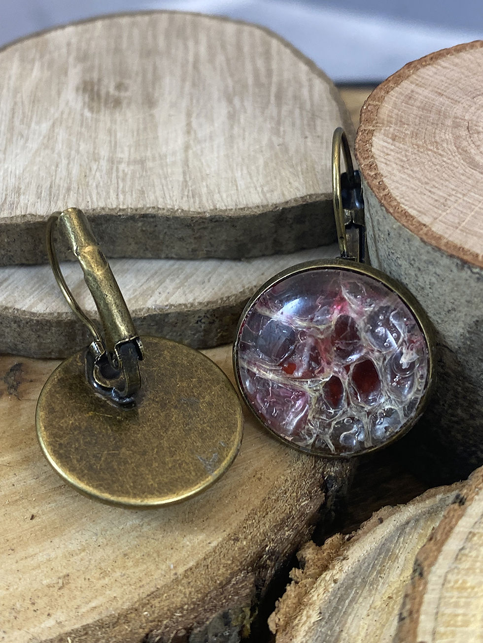 Boucles d'oreilles mue de serpent véritable, Eclat de Célarys, teintée rouge, Artisanat Français, 1.9cm diam, vue arrière