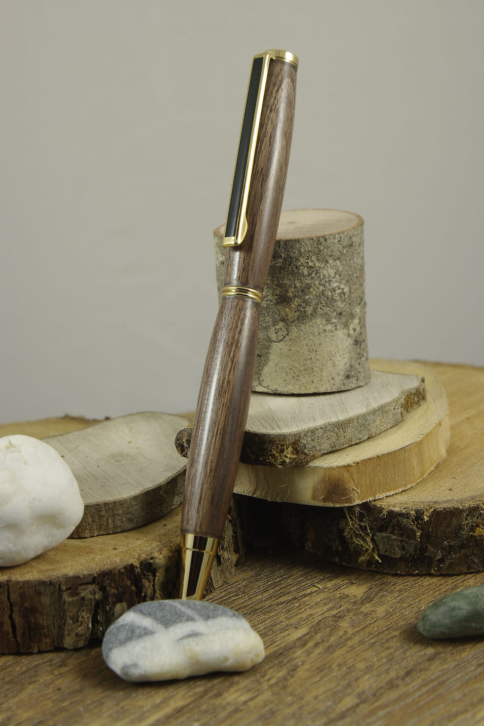 Stylo bille en bois artisanal français. Essence bois:  Aulne naturel
